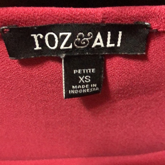 🪷 5/$10 🪷 Roz Ali Beautiful pink top with a detailed golden buttons on sleeves - Picture 5 of 5